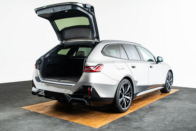 BMW i5 Touring xDrive40 84 kWh M Sport Pro - Trekhaak - Panoramdak - Driving Assistant Professional - Head up - Harman Kardon - stoelventilatie - stoelverwarming voor/achter - Iconic Glow - Comfort Access -