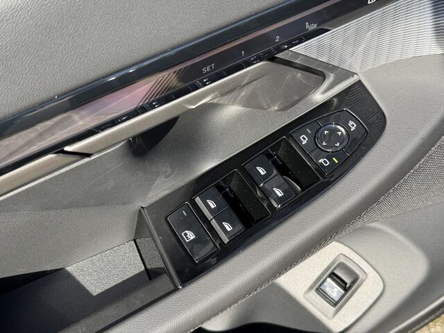 BMW i5 Touring eDrive40 | M-Sport Pro | 21'' | Panorama. | Comfortstoel. + vent. | B&W | Trekhaak | Park. Plus | Head-Up | Driv. Plus | Stuur + stoelverw.