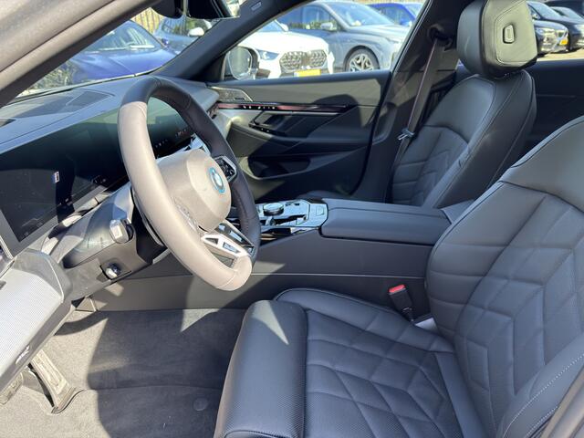 BMW i5 Touring eDrive40 | M-Sport Pro | 21'' | Panorama. | Comfortstoel. + vent. | B&W | Trekhaak | Park. Plus | Head-Up | Driv. Plus | Stuur + stoelverw.