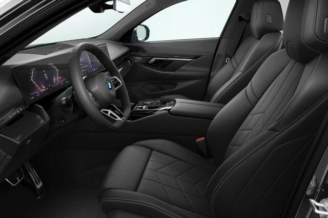 BMW i5 Sedan eDrive40 M-Sport / Harman-Kardon / Driving Assistant Plus / Adaptieve LED koplampen / Stuurwielrand verwarmd / Comfort Acces / Parking Assistant / Trekhaak Zwenkbaar / 20 Inch