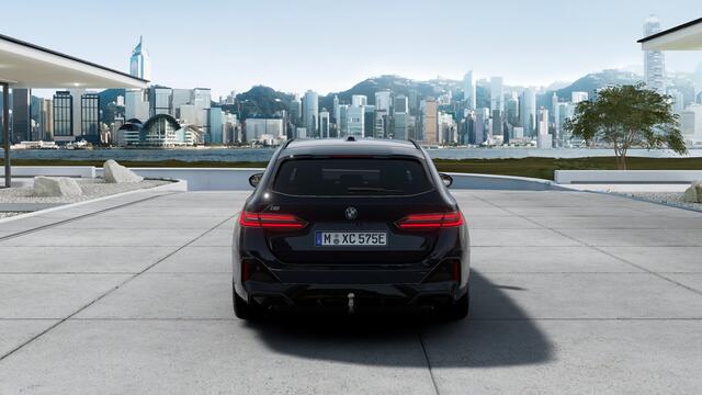 BMW i5 Touring eDrive40 M Sport / Panoramadak / Trekhaak / Bowers & Wilkins / Adaptieve LED / Parking Assistant Plus / Stoelventilatie / Comfort Access