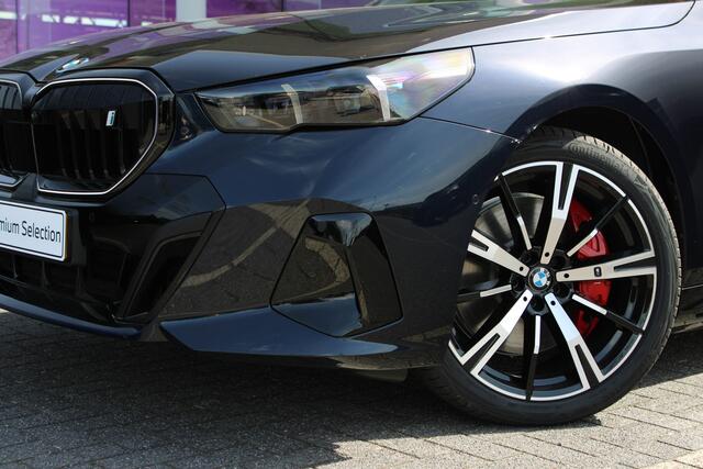 BMW i5 xDrive40 M Sport / Trekhaak / Adaptief onderstel professional / Comfortstoelen / Comfort Access / Parking Assistant Plus / Stuurverwarming
