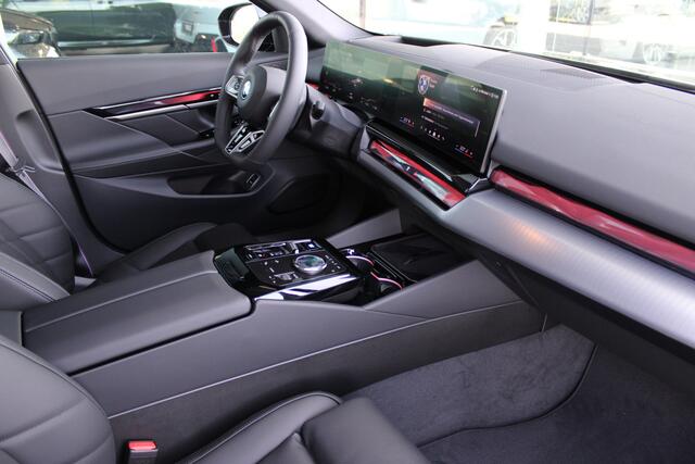 BMW i5 xDrive40 M Sport / Trekhaak / Adaptief onderstel professional / Comfortstoelen / Comfort Access / Parking Assistant Plus / Stuurverwarming