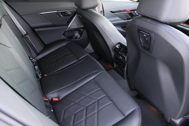 BMW i5 xDrive40 M Sport / Trekhaak / Adaptief onderstel professional / Comfortstoelen / Comfort Access / Parking Assistant Plus / Stuurverwarming