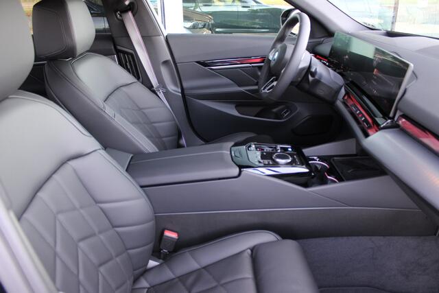 BMW i5 xDrive40 M Sport / Trekhaak / Adaptief onderstel professional / Comfortstoelen / Comfort Access / Parking Assistant Plus / Stuurverwarming