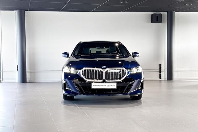 BMW i5 Touring xDrive40 | M Sport | Glazen Panoramadak | Bowers & Wilkins | Iconic Glow | Trekhaak |