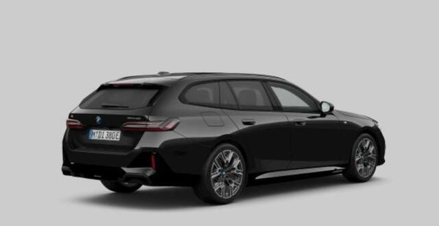 BMW i5 Touring eDrive40 M Sport Pro - Panoramadak - Parking/Driving Assistant Professional - Head up - Stoelverwarming voor/achter - Stoelventilatie - Harman Kardon - Comfort Access - Getinte Ruiten -