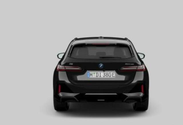 BMW i5 Touring eDrive40 M Sport Pro - Panoramadak - Parking/Driving Assistant Professional - Head up - Stoelverwarming voor/achter - Stoelventilatie - Harman Kardon - Comfort Access - Getinte Ruiten -