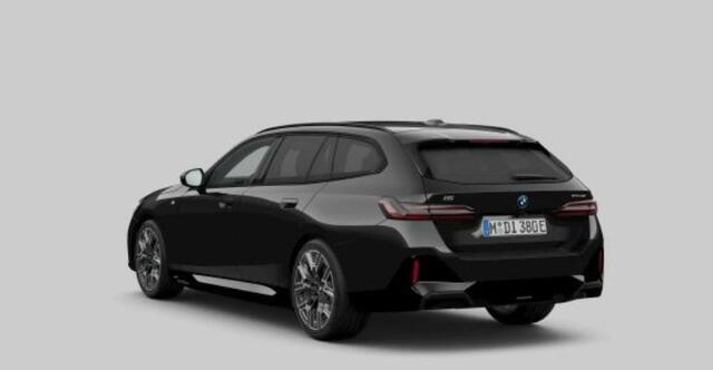 BMW i5 Touring eDrive40 M Sport Pro - Panoramadak - Parking/Driving Assistant Professional - Head up - Stoelverwarming voor/achter - Stoelventilatie - Harman Kardon - Comfort Access - Getinte Ruiten -