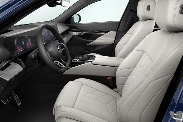 BMW i5 Touring xDrive40 84 kWh | M Sportpakket Pro | Innovation Pack | Travel Pack | Comfort Pack | Trekhaak