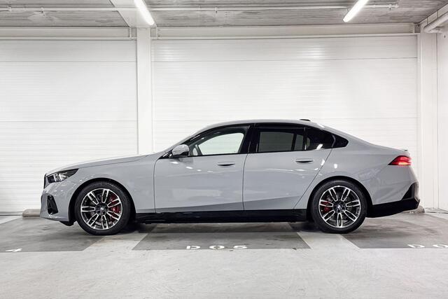 BMW i5 eDrive40 | M-Sport Pro | Innovation Pack | Travel Pack | Comfort Pack | Panoramadak | Stoelventilatie | Stuurwielverwarming | Harman/Kardon | Parking Assistant Plus | Comfort Access