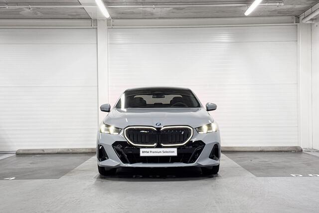 BMW i5 eDrive40 | M-Sport Pro | Innovation Pack | Travel Pack | Comfort Pack | Panoramadak | Stoelventilatie | Stuurwielverwarming | Harman/Kardon | Parking Assistant Plus | Comfort Access