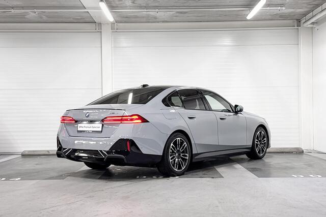 BMW i5 eDrive40 | M-Sport Pro | Innovation Pack | Travel Pack | Comfort Pack | Panoramadak | Stoelventilatie | Stuurwielverwarming | Harman/Kardon | Parking Assistant Plus | Comfort Access