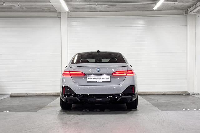 BMW i5 eDrive40 | M-Sport Pro | Innovation Pack | Travel Pack | Comfort Pack | Panoramadak | Stoelventilatie | Stuurwielverwarming | Harman/Kardon | Parking Assistant Plus | Comfort Access