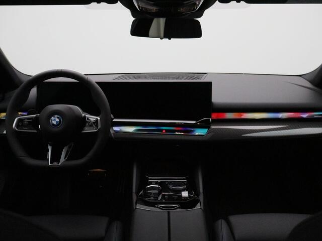 BMW i5 eDrive40 | M Sportpakket Pro | Travel Pack | Trekhaak | Panoramadak