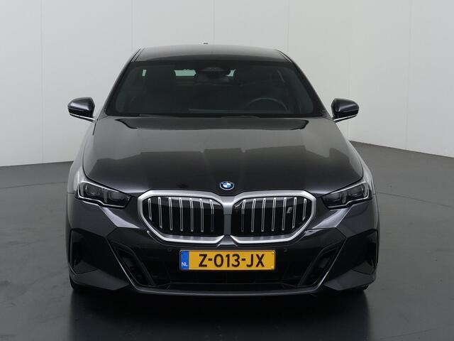 BMW i5 eDrive40 84 kWh | M-Pakket | SOH 97% | Harman/Kardon | Comfortstoelen + Memory | Curved Display | 360 Camera | Apple CarPlay/ Android Auto | Trekhaak |