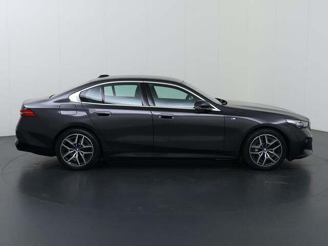 BMW i5 eDrive40 84 kWh | M-Pakket | SOH 97% | Harman/Kardon | Comfortstoelen + Memory | Curved Display | 360 Camera | Apple CarPlay/ Android Auto | Trekhaak |