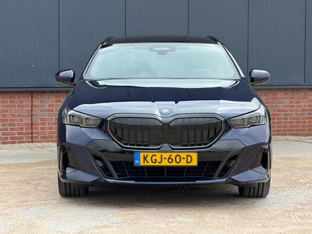 BMW i5 Touring eDrive40 84 kWh M-Sport Panoramadak, 20'', BenW, Head UP