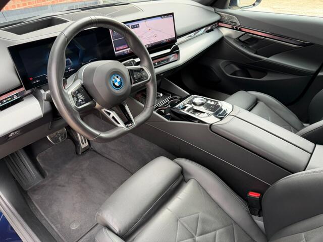 BMW i5 Touring eDrive40 84 kWh M-Sport Panoramadak, 20'', BenW, Head UP