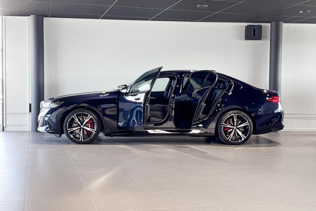 BMW i5 Sedan eDrive40 M Sport Edition 84 kWh | M Sport Pro | Glazen Panoramadak | Harman Kardon | Iconic Glow | Comfort Access |