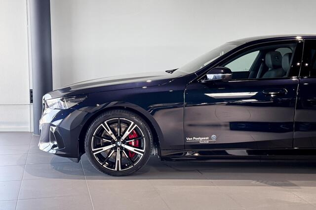 BMW i5 Sedan eDrive40 M Sport Edition 84 kWh | M Sport Pro | Glazen Panoramadak | Harman Kardon | Iconic Glow | Comfort Access |