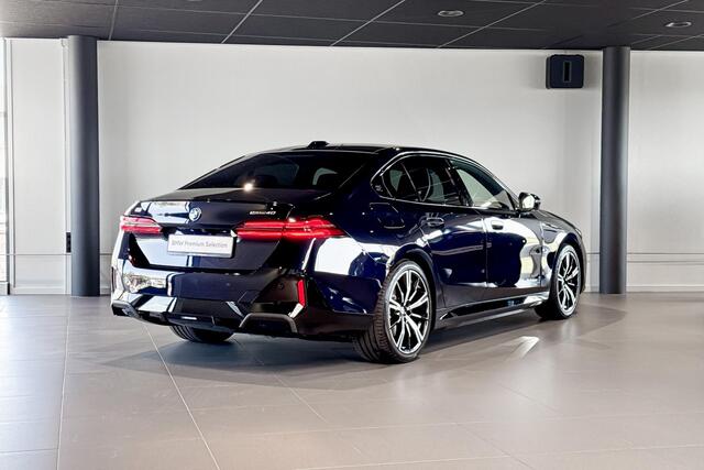 BMW i5 Sedan eDrive40 M Sport Edition 84 kWh | M Sport Pro | Glazen Panoramadak | Harman Kardon | Iconic Glow | Comfort Access |