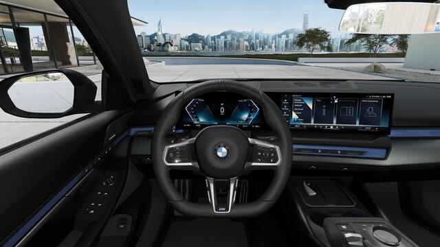 BMW i5 Touring eDrive40 M Sport / Panoramadak / Achteruitrijcamera / Adaptieve LED / Comfort Access / Stoelventilatie / Stuurverwarming