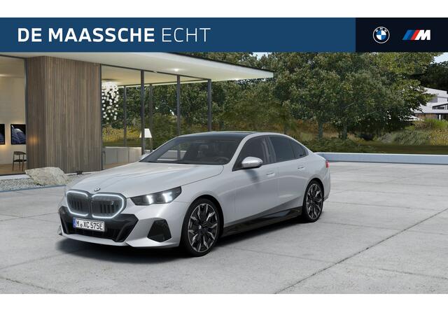 BMW i5 eDrive40 M Sport / Panoramadak / Trekhaak / Comfortstoelen / Bowers & Wilkins / Parking Assistant Plus / Adaptieve LED / Stuurverwarming