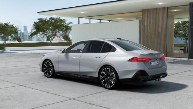 BMW i5 eDrive40 M Sport / Panoramadak / Trekhaak / Comfortstoelen / Bowers & Wilkins / Parking Assistant Plus / Adaptieve LED / Stuurverwarming