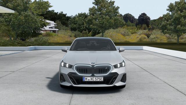 BMW i5 eDrive40 M Sport / Panoramadak / Trekhaak / Comfortstoelen / Bowers & Wilkins / Parking Assistant Plus / Adaptieve LED / Stuurverwarming