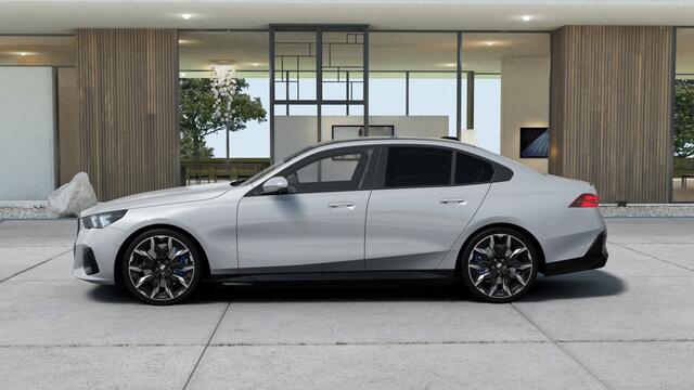 BMW i5 eDrive40 M Sport / Panoramadak / Trekhaak / Comfortstoelen / Bowers & Wilkins / Parking Assistant Plus / Adaptieve LED / Stuurverwarming