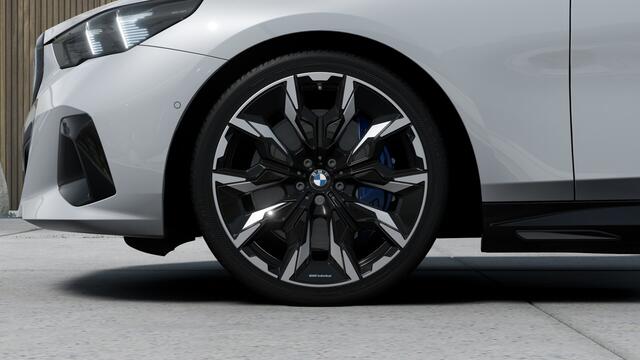 BMW i5 eDrive40 M Sport / Panoramadak / Trekhaak / Comfortstoelen / Bowers & Wilkins / Parking Assistant Plus / Adaptieve LED / Stuurverwarming