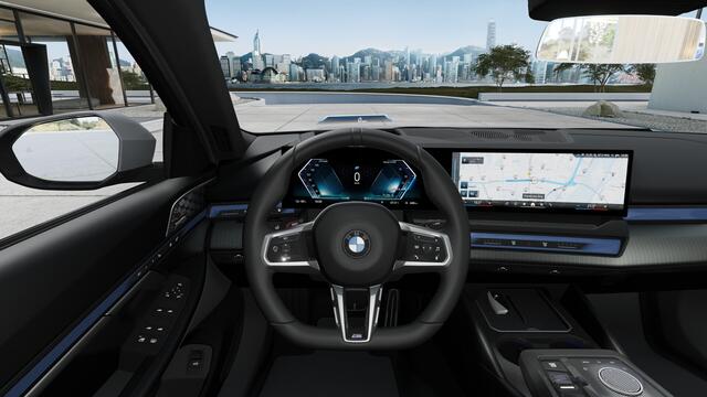 BMW i5 eDrive40 M Sport / Panoramadak / Trekhaak / Comfortstoelen / Bowers & Wilkins / Parking Assistant Plus / Adaptieve LED / Stuurverwarming