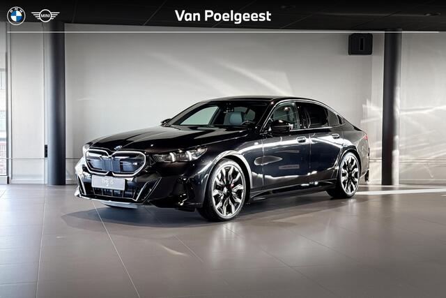 BMW i5 Sedan M60 xDrive 84 kWh | M Sport Pro | Glazen Panoramadak | Bowers & Wilkins | Iconic Glow | Trekhaak |