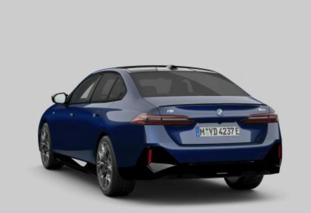 BMW i5 M60 xDrive 84 kWh Panoramadak - Bowers & Wilkins - Driving Assistant Professional - Stoelventilatie - M Adaptief onderstel Professional - Comfort Access - Parking Assistant Professional