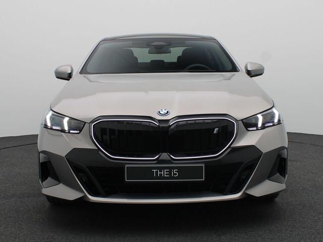 BMW i5 eDrive40 | M Sportpakket Pro | Panoramadak | Bowers & Wilkins | Comfortstoelen | Trekhaak