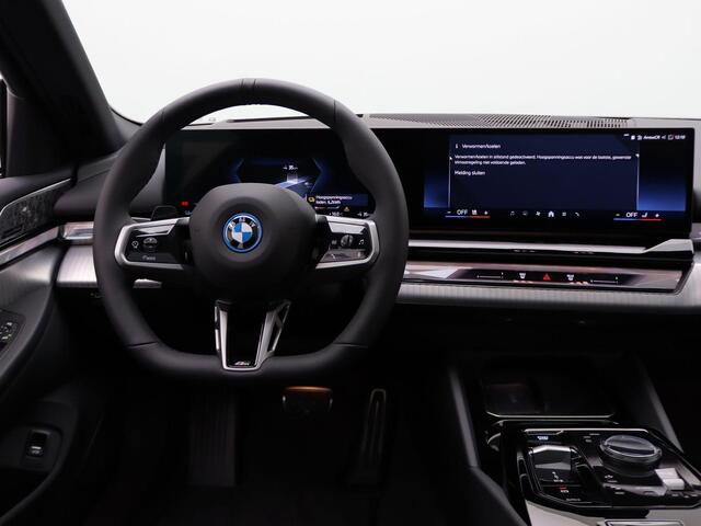 BMW i5 eDrive40 | M Sportpakket Pro | Panoramadak | Bowers & Wilkins | Comfortstoelen | Trekhaak