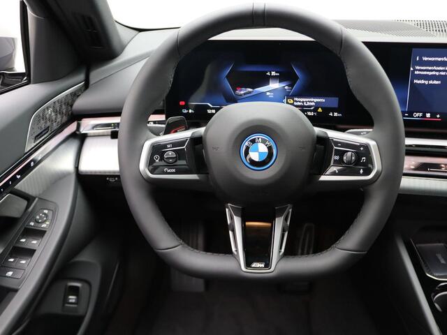 BMW i5 eDrive40 | M Sportpakket Pro | Panoramadak | Bowers & Wilkins | Comfortstoelen | Trekhaak