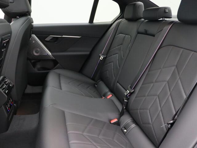 BMW i5 eDrive40 | M Sportpakket Pro | Panoramadak | Bowers & Wilkins | Comfortstoelen | Trekhaak