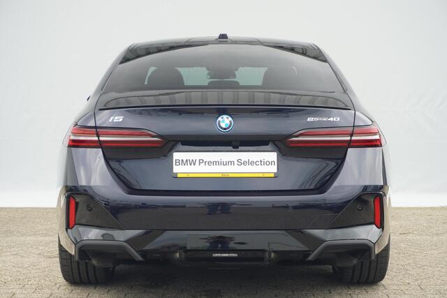 BMW i5 Sedan eDrive40 | M Sportpakket Pro | Panoramadak | Comfortstoelen met stoelventilatie | Bowers & Wilkins | Trekhaak
