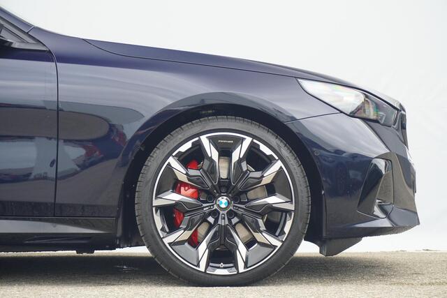 BMW i5 Sedan eDrive40 | M Sportpakket Pro | Panoramadak | Comfortstoelen met stoelventilatie | Bowers & Wilkins | Trekhaak