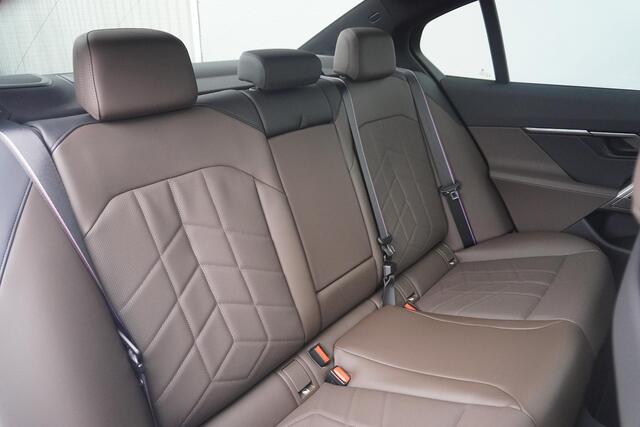 BMW i5 Sedan eDrive40 | M Sportpakket Pro | Panoramadak | Comfortstoelen met stoelventilatie | Bowers & Wilkins | Trekhaak