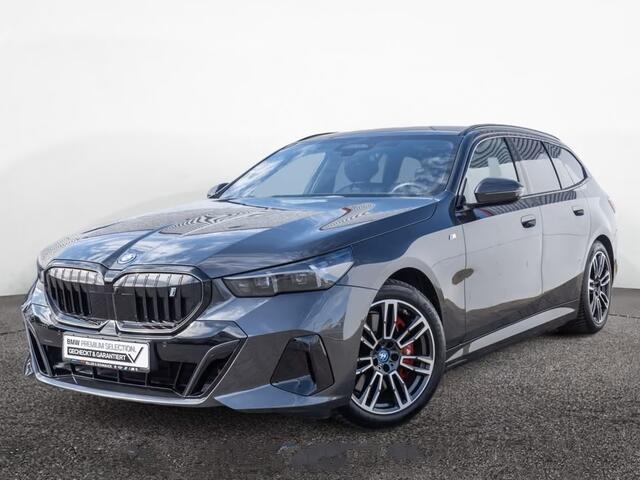 BMW i5 Touring eDrive40 84 kWh M-SPORT Pro ** LED, PANO, TREKH, INNOV.- & TRAVEL PACK ** 1e EIG - Ex BMW-AG ** ** INFORMEER OOK NAAR ONZE AANTREKKELIJKE FINANCIAL-LEASE TARIEVEN **