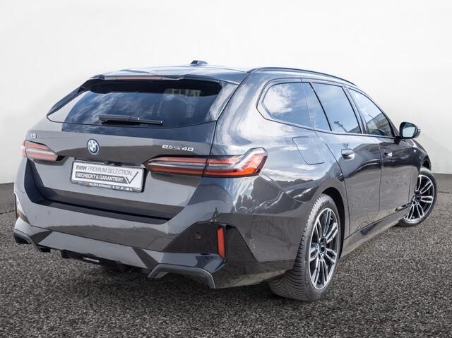 BMW i5 Touring eDrive40 84 kWh M-SPORT Pro ** LED, PANO, TREKH, INNOV.- & TRAVEL PACK ** 1e EIG - Ex BMW-AG ** ** INFORMEER OOK NAAR ONZE AANTREKKELIJKE FINANCIAL-LEASE TARIEVEN **