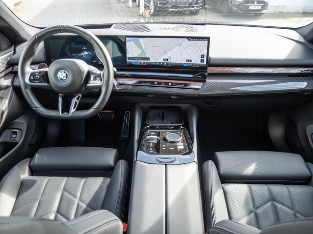 BMW i5 Touring eDrive40 84 kWh M-SPORT Pro ** LED, PANO, TREKH, INNOV.- & TRAVEL PACK ** 1e EIG - Ex BMW-AG ** ** INFORMEER OOK NAAR ONZE AANTREKKELIJKE FINANCIAL-LEASE TARIEVEN **