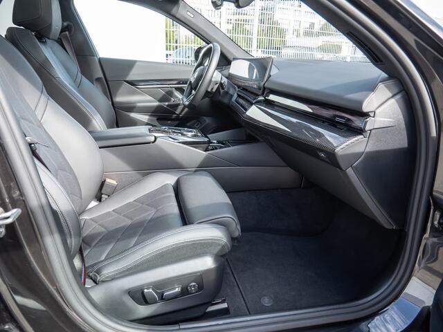 BMW i5 Touring eDrive40 84 kWh M-SPORT Pro ** LED, PANO, TREKH, INNOV.- & TRAVEL PACK ** 1e EIG - Ex BMW-AG ** ** INFORMEER OOK NAAR ONZE AANTREKKELIJKE FINANCIAL-LEASE TARIEVEN **
