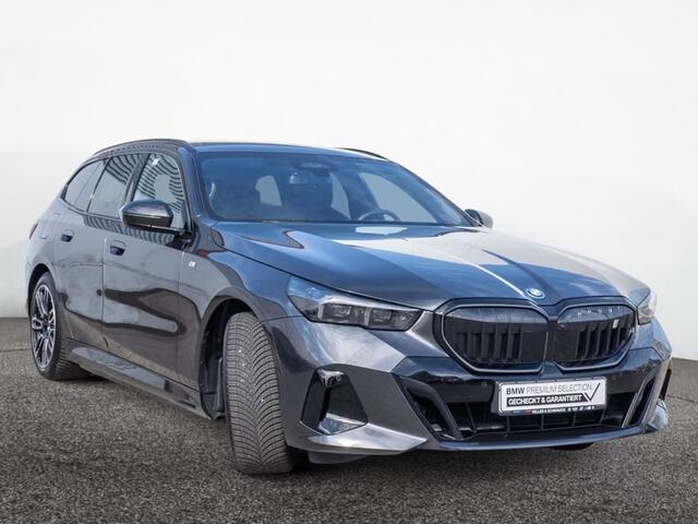 BMW i5 Touring eDrive40 84 kWh M-SPORT Pro ** LED, PANO, TREKH, INNOV.- & TRAVEL PACK ** 1e EIG - Ex BMW-AG ** ** INFORMEER OOK NAAR ONZE AANTREKKELIJKE FINANCIAL-LEASE TARIEVEN **