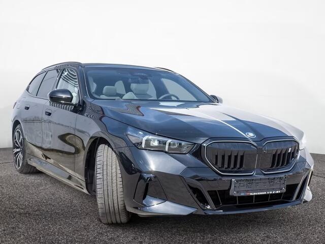 BMW i5 Touring eDrive40 84 kWh M-SPORT Pro ** LED, PANO, TREKH, INNOV.- & TRAVEL PACK ** 1e EIG - Ex BMW-AG ** ** INFORMEER OOK NAAR ONZE AANTREKKELIJKE FINANCIAL-LEASE TARIEVEN **