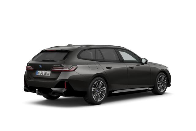 BMW i5 Touring xDrive40 M-Sport 20 Inch / Pano dak / Stoel Verwarming Voor + Achter / Stuurverwarming / Stoel Ventilatie / Adaptief Onderstel Prof / Comfort Acces / Electrische Zwenkhaak / Driving prof / Parking Plus / Adaptieve Led Koplampen / Head Up Display / Harman Kardon
