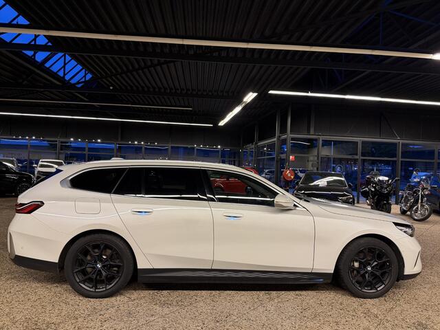 BMW i5 Touring eDrive40 Business Edition 84 kWh | SOH 96% | Pano | BTW |